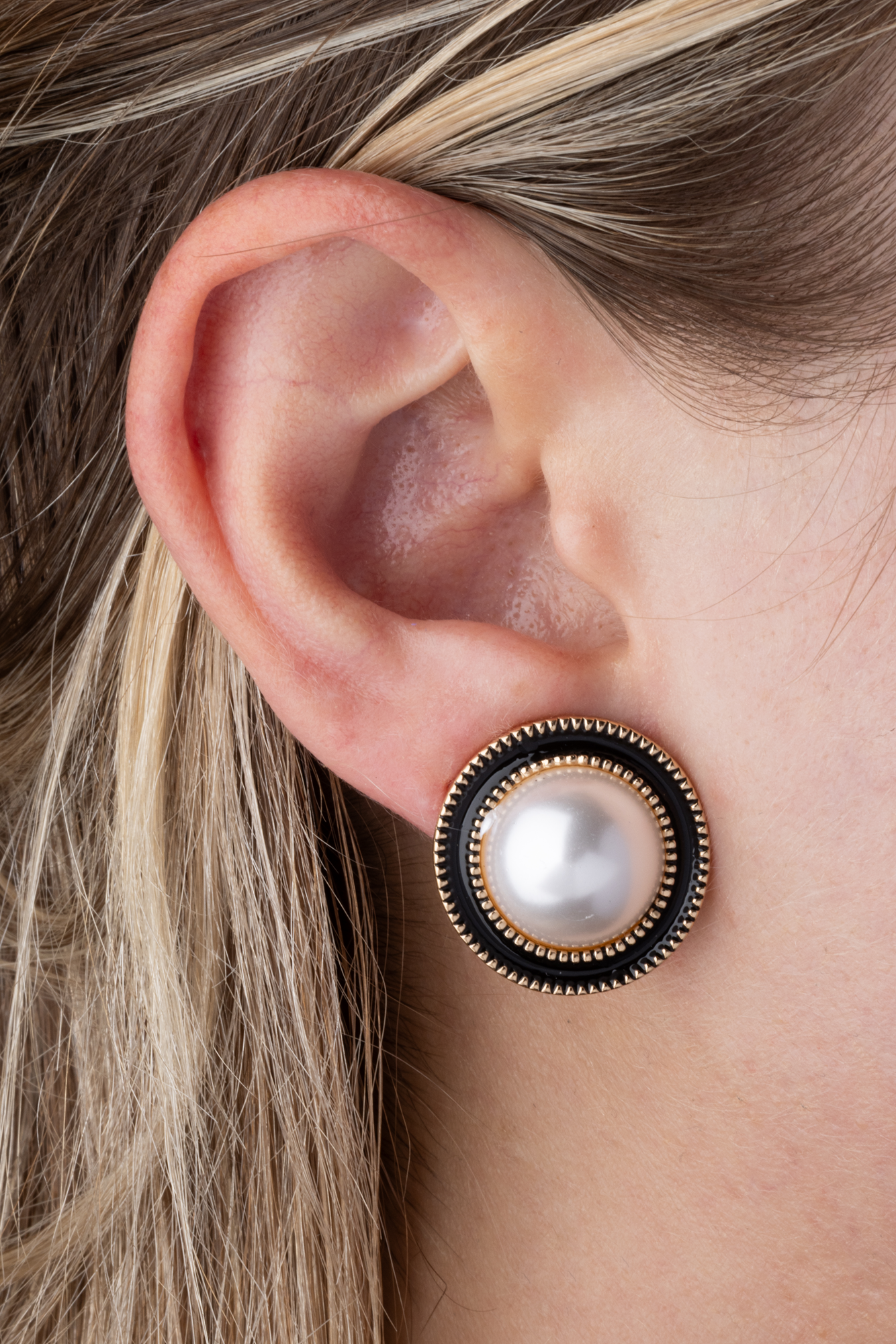 Black Enamel Surrounded Simulated Pearls Clip On Stud Earrings